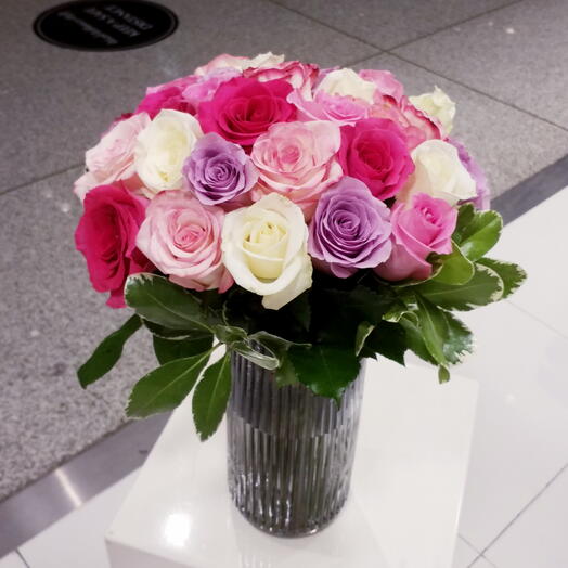 Розовые и белые розы в вазе