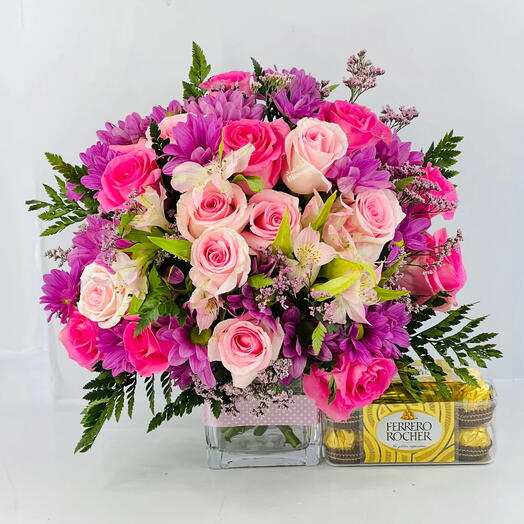 Rosas y crisantemos en un jarrón cúbico con 16 chocolates Ferrero