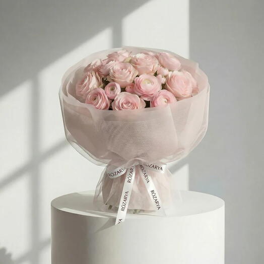 Розовое облако сорбета: Роскошный румяный ранункулюс