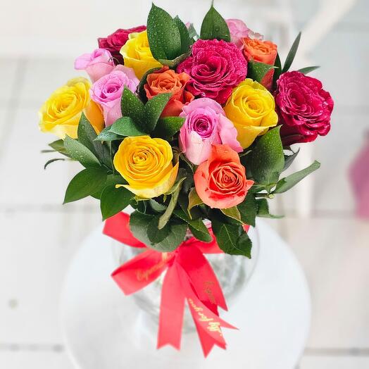 15 разноцветных роз в вазе