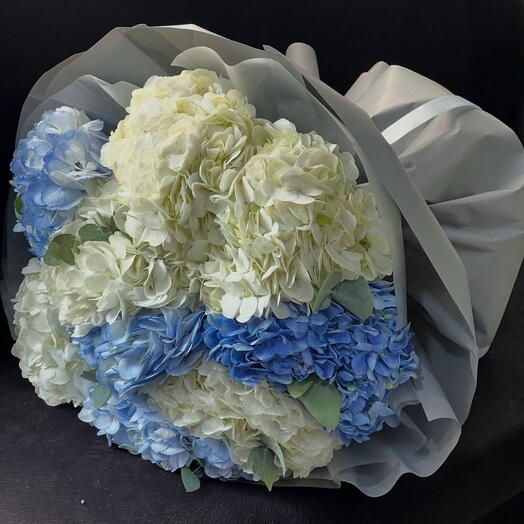 ГОЛУБО-БЕЛАЯ ГОРТЕНЗИЯ В БУКЕТЕ