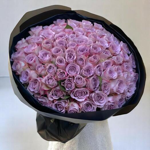 Falav Bouquet – 99 бархатных лавандовых роз в черной упаковке