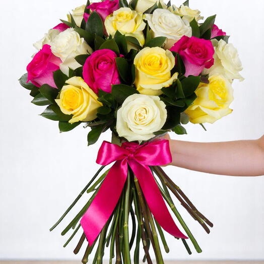 25 Rosas de Romance – Ramo mixto de rosas con ruscus frondoso