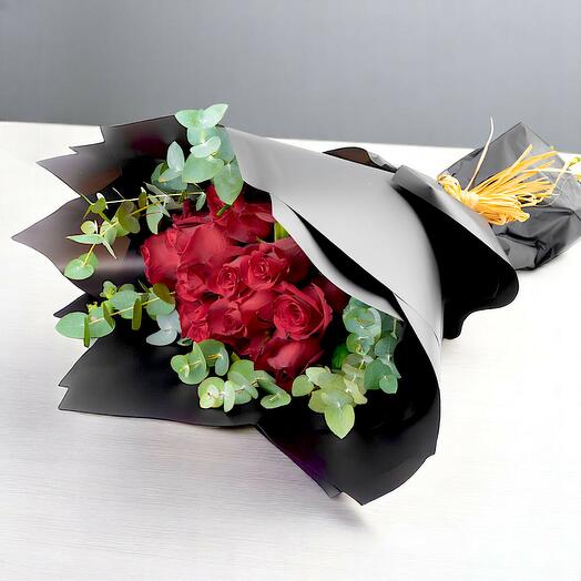 Ramo de 21 rosas rojas clásicas en envoltura negra