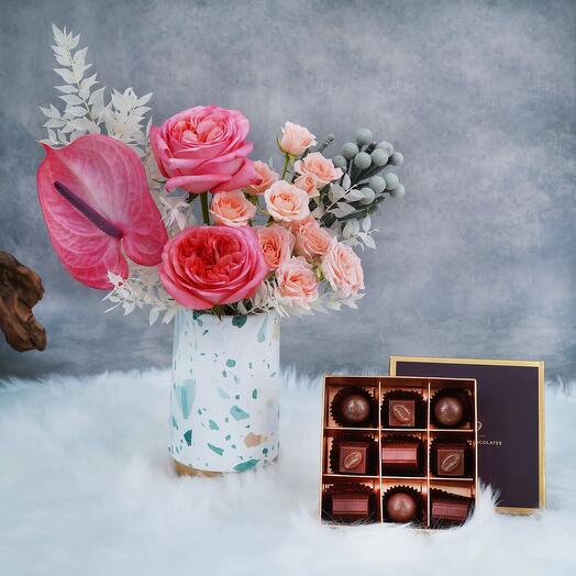 Rosas en Jarrón Premium con Chocolates Belgas