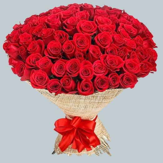 Красный букет в джутовой упаковке