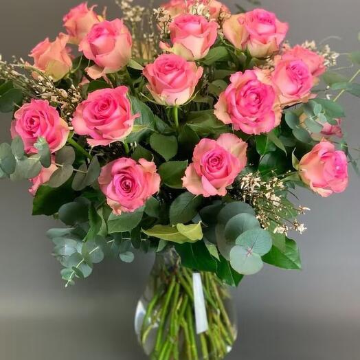 21 розовая роза в вазе