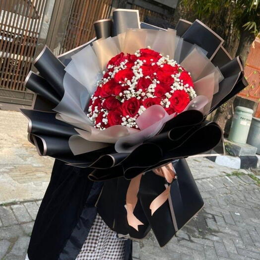Luxurious 10 Red Roses Premium Bouquet