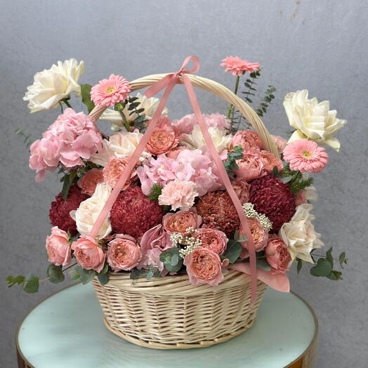 Mezcla floral de hortensias y rosas