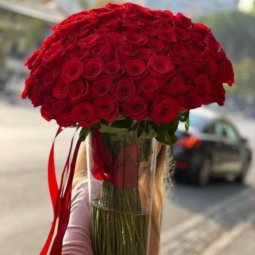 Lujosas 51 rosas rojas en un jarrón de cristal