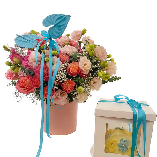 Розовая коробка с цветами, торт и воздушный шар