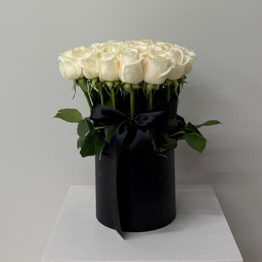 Белая коробка стоящих роз