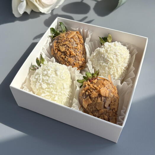 Клубника в шоколаде, 4 ягоды, в белом и молочном шоколаде, для офиса, для коллег