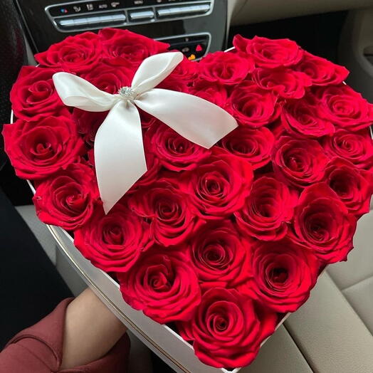 Цветы ко Дню святого Валентина в белой коробке в форме сердца