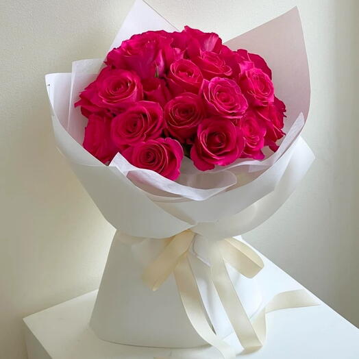 Подарочная корзина к Дню святого Валентина с 25 ярко-розовыми розами