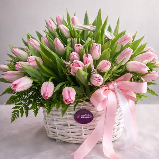 50 розовых тюльпанов в корзине