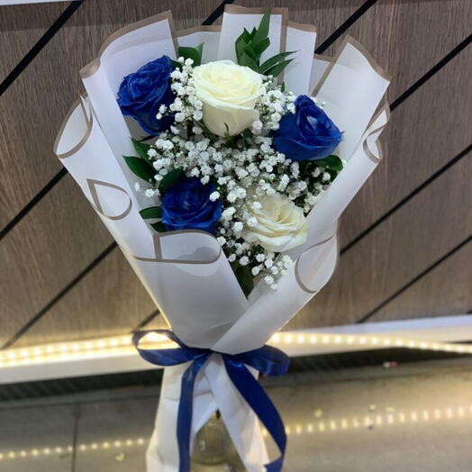 Букет голубых и белых роз
