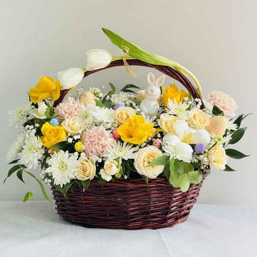 Пасхальная корзина с весенним зайчиком и цветами