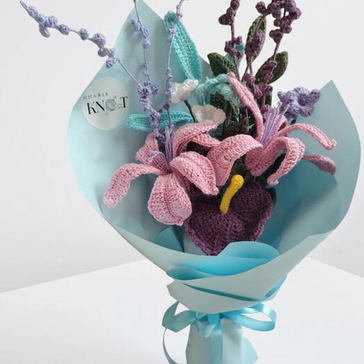 Ramo eterno de lirios y lavanda hecho a mano a ganchillo
