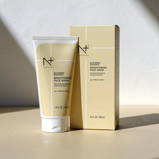 N+ بلومينغ راديانس غسول وجه لتفتيح، غني ببروتين الأرز   وخلاصة الكينوا
