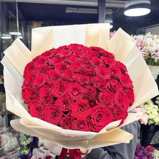 باقة مذهلة من 50 وردة حمراء