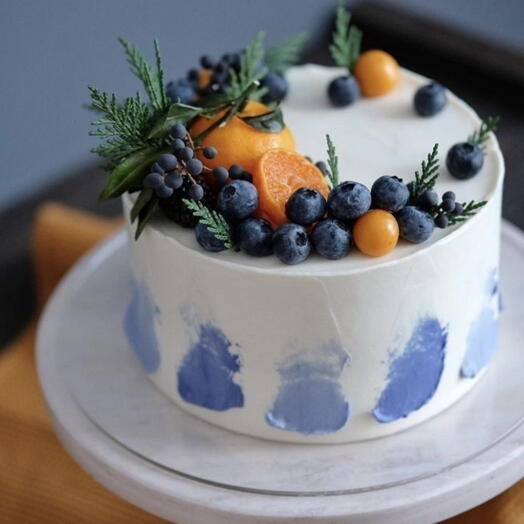 Торт, усыпанный ягодами