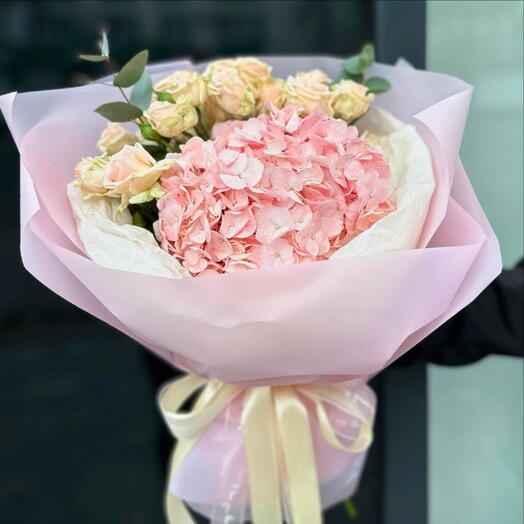 РОЗОВАЯ ГОРТЕНЗИЯ, ПЕРСИКОВЫЕ СПРЕЙ-РОЗЫ, ЭВКАЛИПТ В БУКЕТЕ