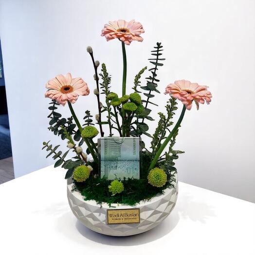 Элегантная композиция из гербер с денежным подарком и зелёными хризантемами