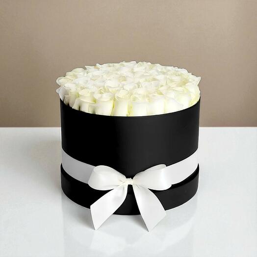 Коробка белых роз