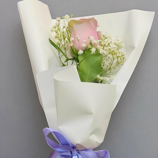 Emballage d'une seule rose avec gypsophile