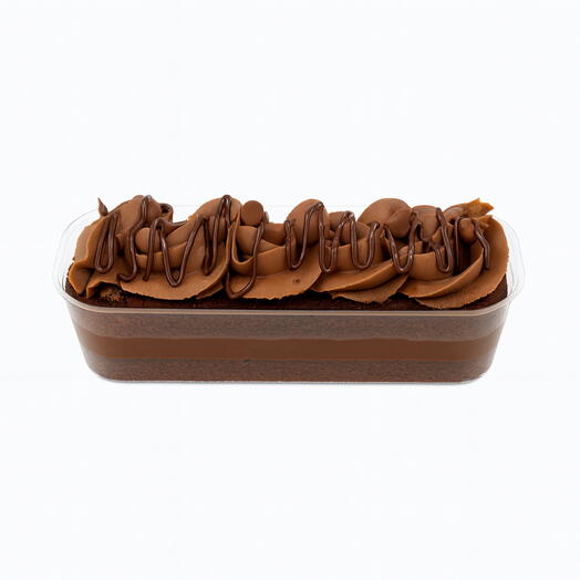 Кусочек шоколадного торта с молочным шоколадом