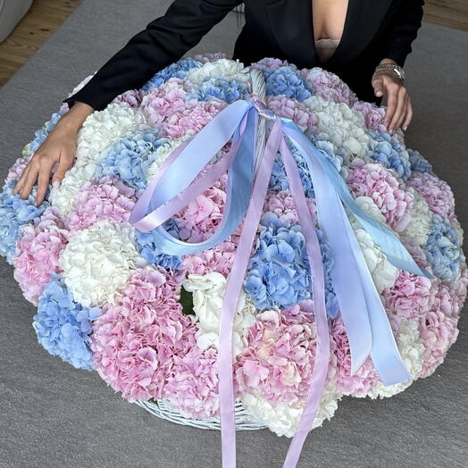 Небо сахарной ваты: корзина Wow-размера из розовых, голубых и белых гортензий