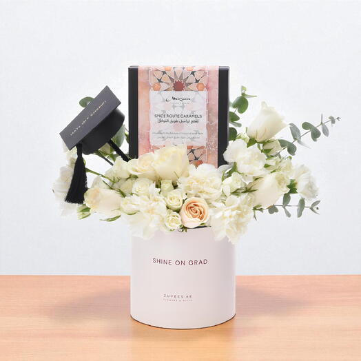 Обещание в лепестках – выпускной цветочный бокс с карамелью Mirzam