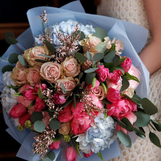 Прекрасное утро: большой букет гортензий, пионов, тюльпанов, ранункулюсов и роз