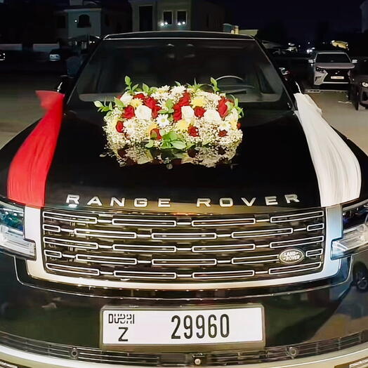 Украшение свадебного автомобиля свежими цветами