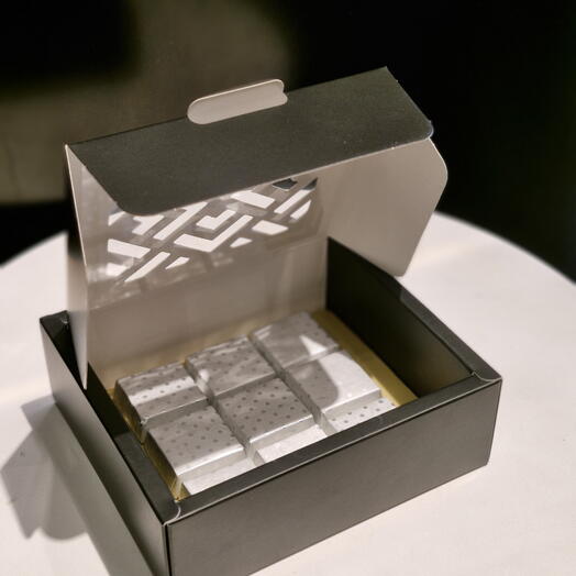 Коробка молочно-миндальных шоколадных конфет