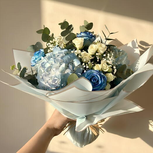 Сине-белая цветочная композиция
