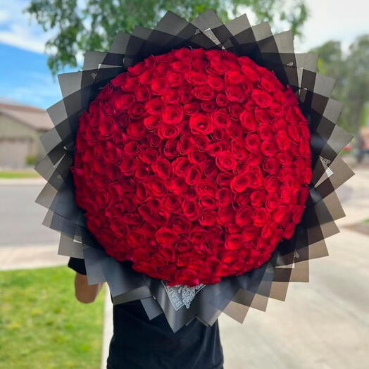 Luxurious red roses bouquet