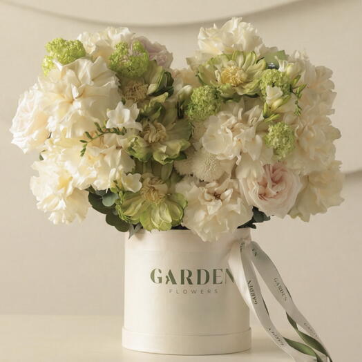 «Garden» box (size S) — Veggie rose, freesia, hydrangea, Ohara rose