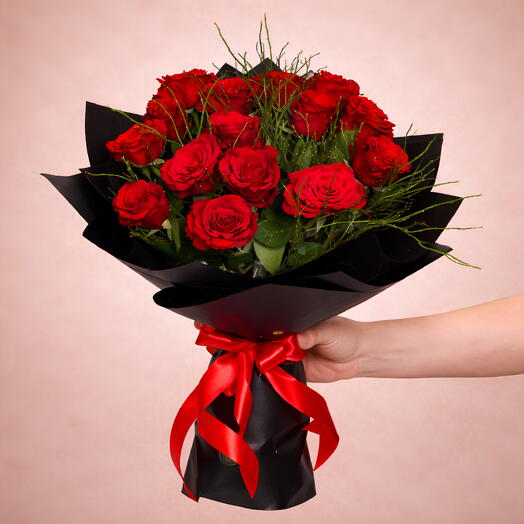 Романтическая ночь: букет из 15 длинностебельных красных роз с ягодами вакциниума