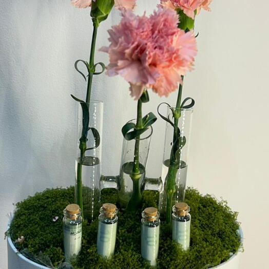 Стильный набор из трёх розовых гвоздик для украшения стола