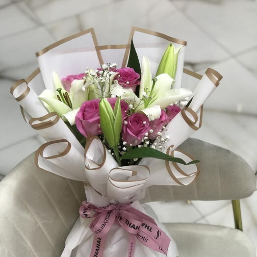 توليفة زنبق وورد – باقة وردية وبيضاء 1115