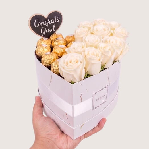 Caja de chocolate con rosas blancas para graduación (19x13cm) | Entrega de flores en Abu Dhabi