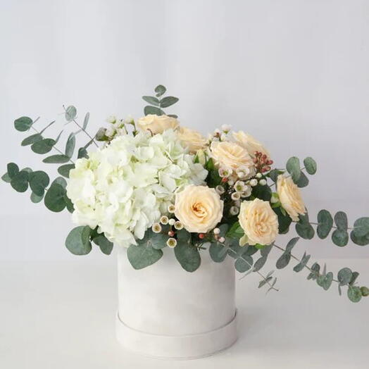 Баттеркрим Блисс белая гортензия и персиковые мини-розы в коробке