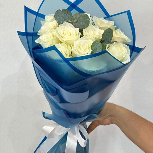 13 белых роз