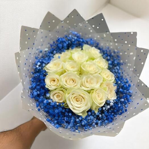 Букет из синих и белых роз – 31 белая роза с крашеной синей гипсофилой, упакованный в пленку в горошек