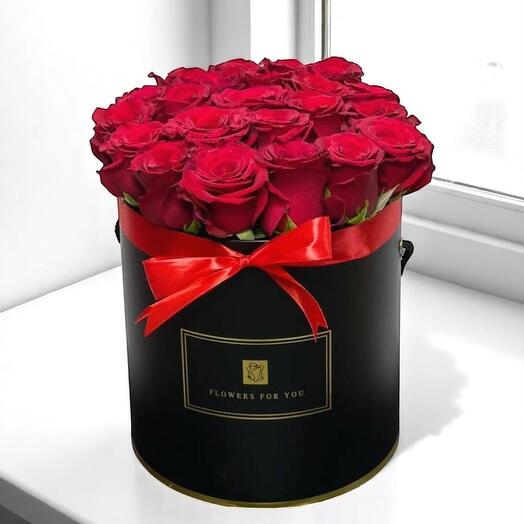 Sombrerera romántica de rosas rojas – Elegante caja negra con 20 rosas premium