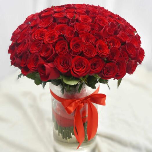 100 rosas rojas con jarrón