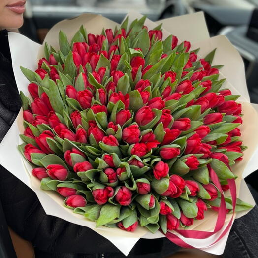 Роскошный ярко-красный букет тюльпанов