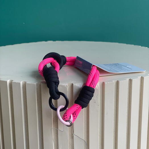 Ярко окрашенный шнурок для мобильного с узлами в розовом и чёрном